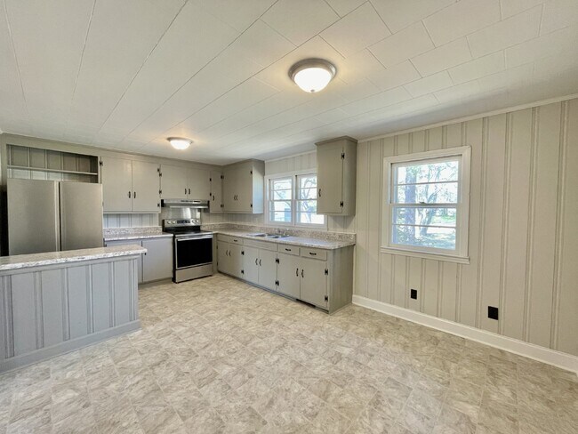 Building Photo - 3 Bed, 1 Bath Nest In Raeford