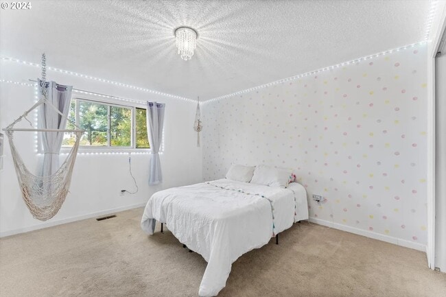 Building Photo - 18450 SW Deline St