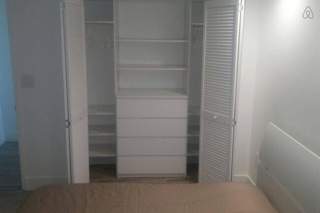 Building Photo - 1351 NE Miami Gardens Dr
