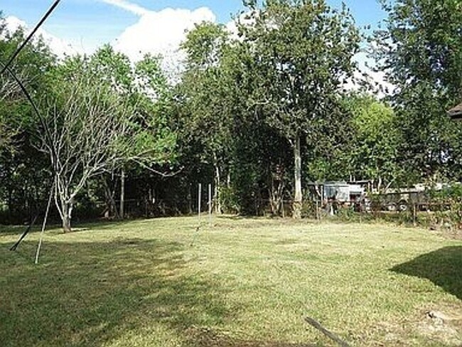 Building Photo - 3 bed / 1 bath home in South Houston - Mov...