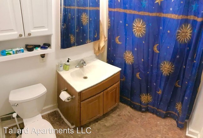Building Photo - 8 br, 2 bath Apartment - 1129/31 Bowen Ct.