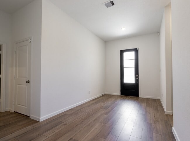 Building Photo - 705 Western Fern