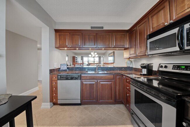 Building Photo - 6121 Balboa Cir