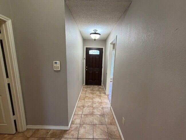 Building Photo - Nice Modern Home Located In Whisper Wood Near Tech. Includes access to pool & tennis court.