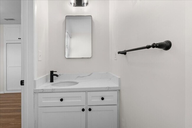 Building Photo - Updated Winnetka 3-Bedroom with Backyard and Detached Garage