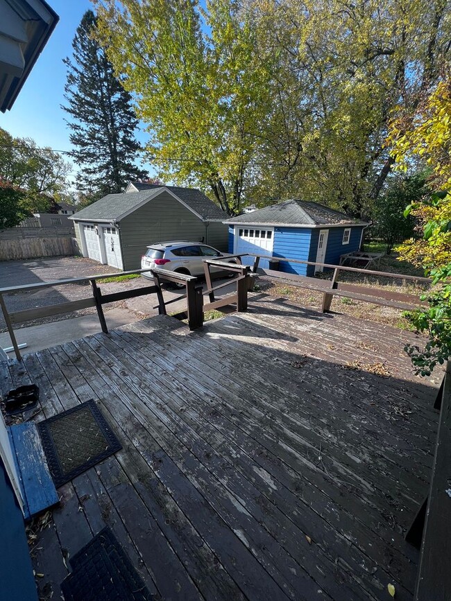 Building Photo - AVAILABLE JUNE 1ST: 4 bedroom 2 bathroom home!