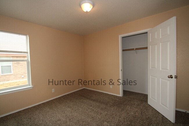 Building Photo - Conveniently Located!!!