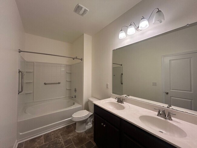 Building Photo - Bright and Spacious 3/2 Available Now!