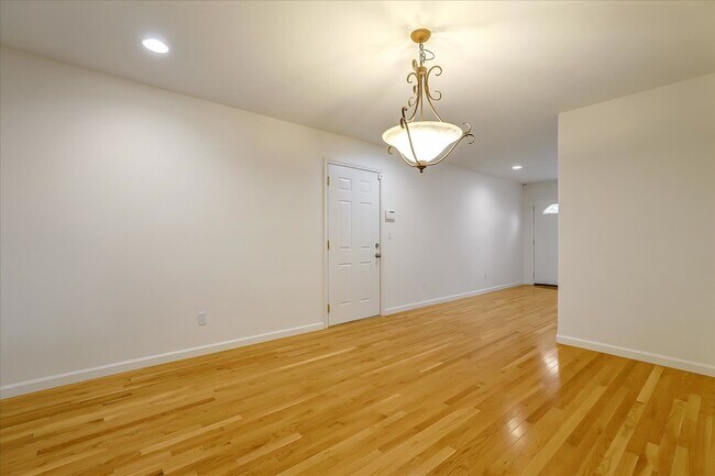 Building Photo - 307 E Saint John St