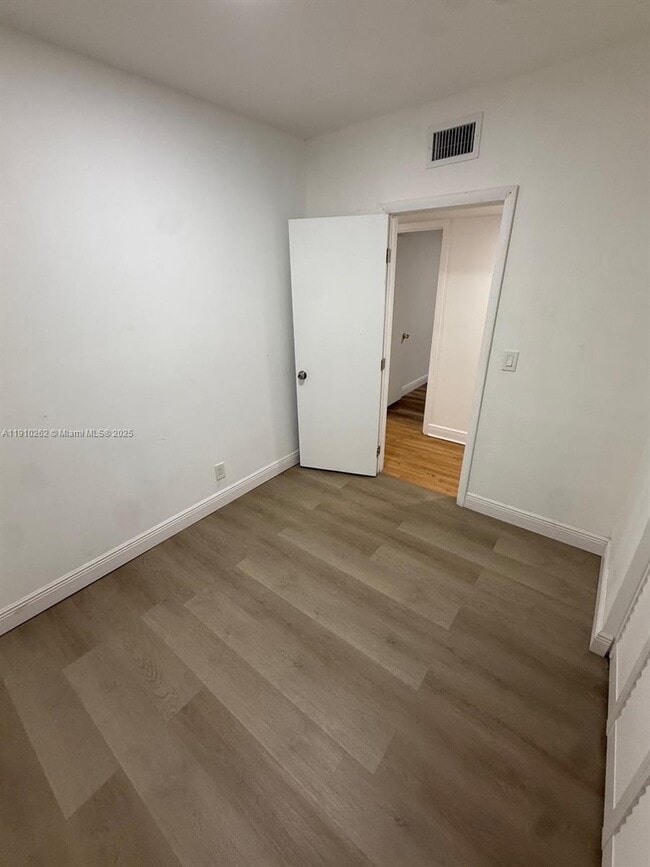 Building Photo - 8401 SW 33rd Terrace