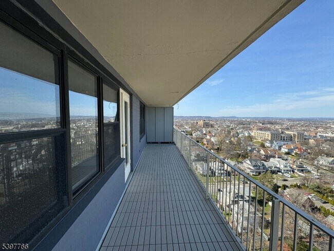 Building Photo - 285 Aycrigg Ave