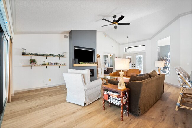 Building Photo - 2245 SW Oak Ridge Rd