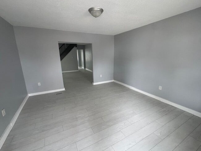 Building Photo - Completely Renovated 3BR/1BA Townhome located close to downtown Indy.