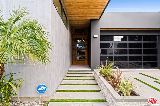 Building Photo - 4458 Mammoth Ave