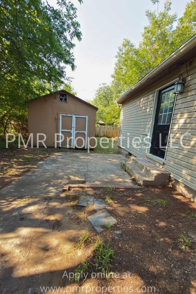Building Photo - 4 Bedrooms / 2 Bathrooms House