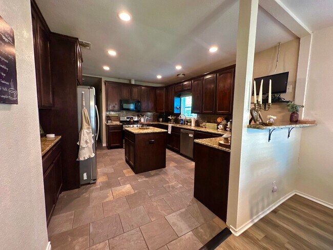 Building Photo - Charming 3/3 House in with Covered Parking Near Campus!