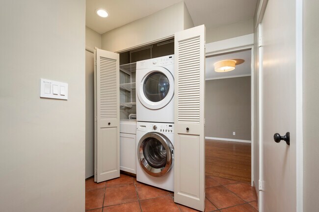 Building Photo - 403 Laurel Ave