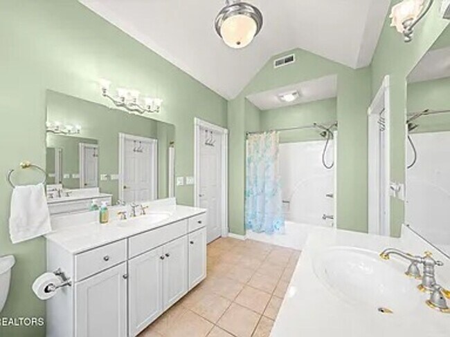 Building Photo - Luxury & Convenience!!