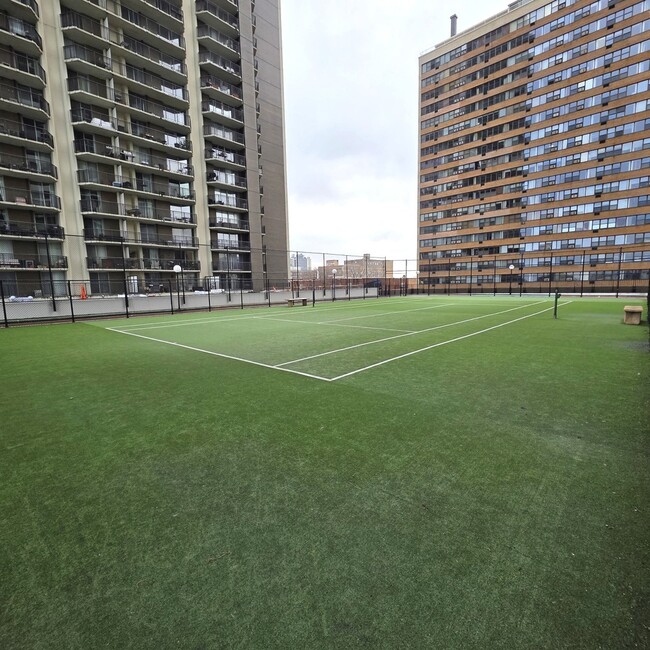 Building Photo - 6033 N Sheridan Rd