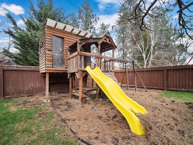 Building Photo - Bright & Comfortable 3 Bedroom Home (Furnished)