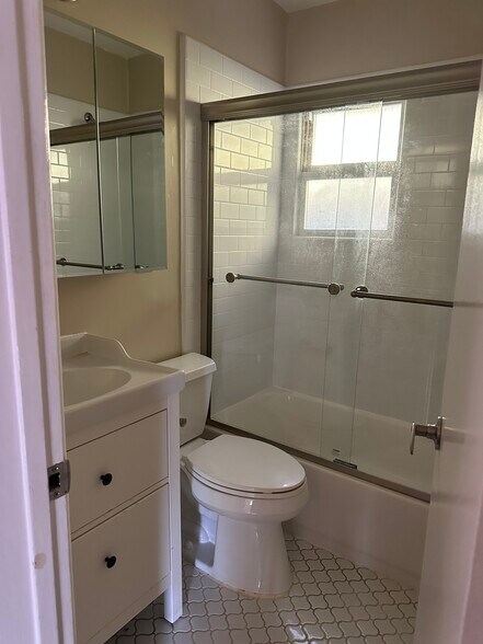 Building Photo - 184 E 19th St