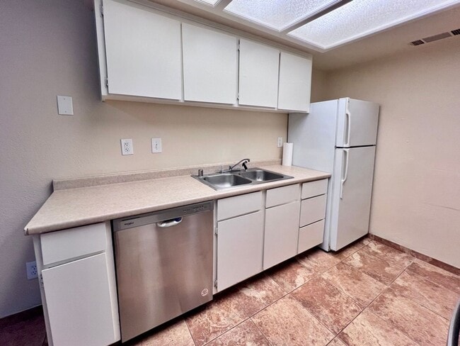 Building Photo - $1,595 Shields & Fowler, 3 Bedroom - E. Shields Ave #118, Fresno / Gated Community