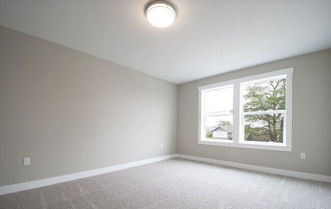 Building Photo - 3 Bed 2 Bath - Craftsman - Ideal Location - Fenced Backyard