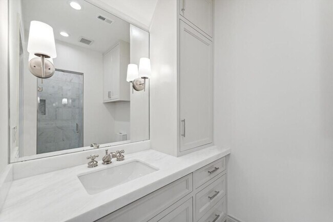 Building Photo - 2214 Bartlett St