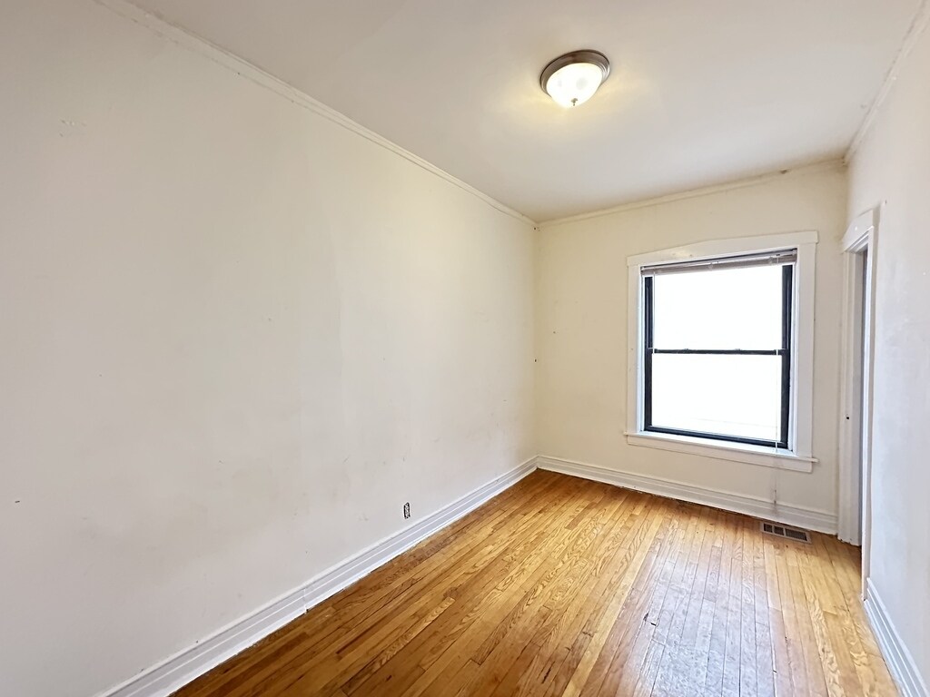 Building Photo - 824 W Waveland Ave