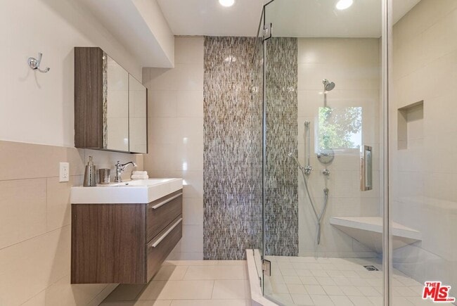 Building Photo - 703 N Maple Dr