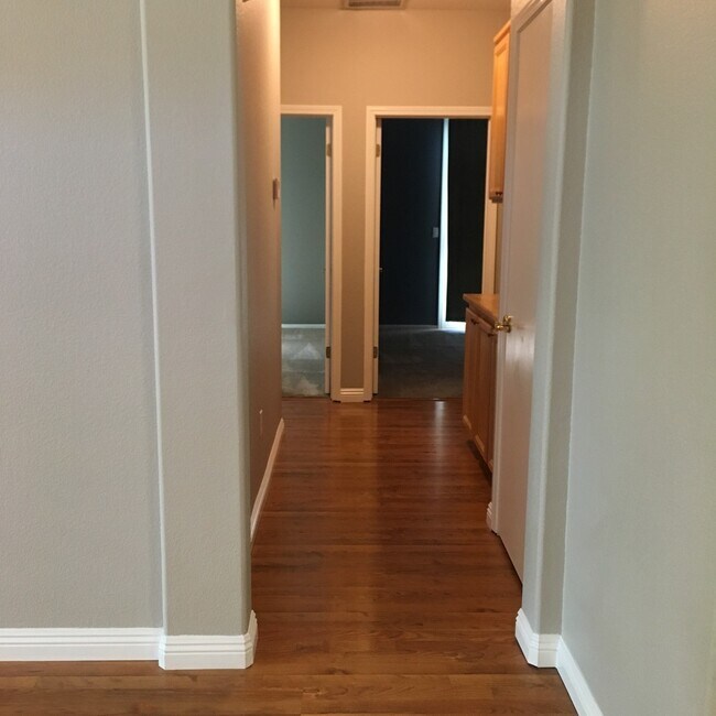 Building Photo - Updated Roseville Home