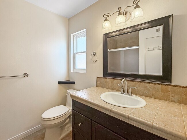 Building Photo - Beautiful 3B/2BA House w/ Attached Garage ...