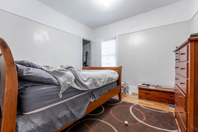 Building Photo - 2227 W Leland Ave