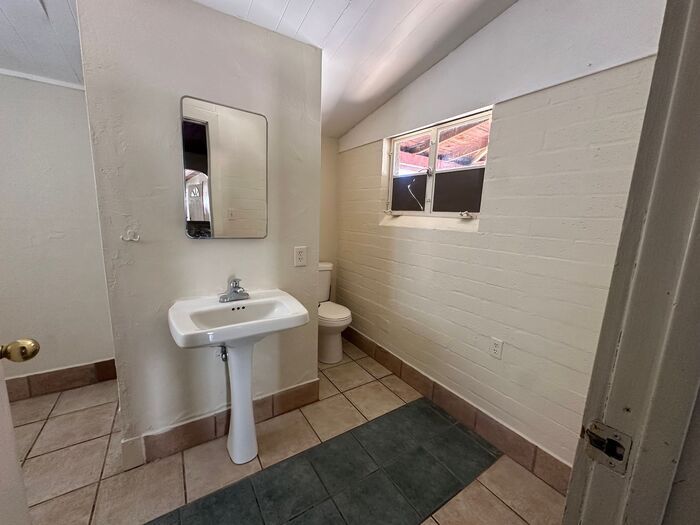 Building Photo - 1425 N 85th Pl