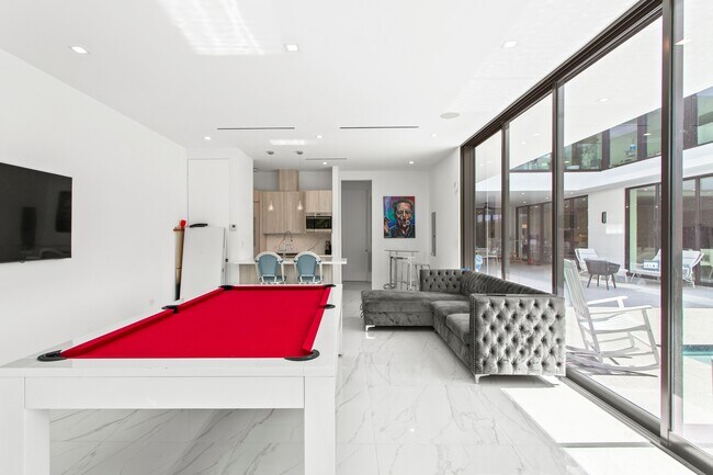 Building Photo - 922 NE 78th St