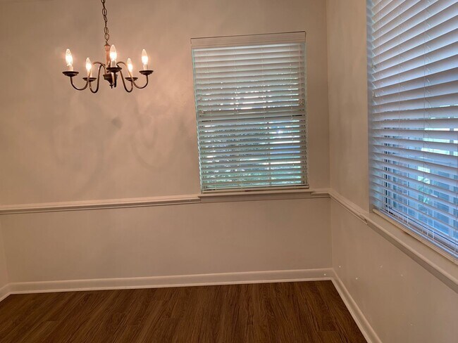 Building Photo - 2 Bedroom 1.5 Bath Townhouse