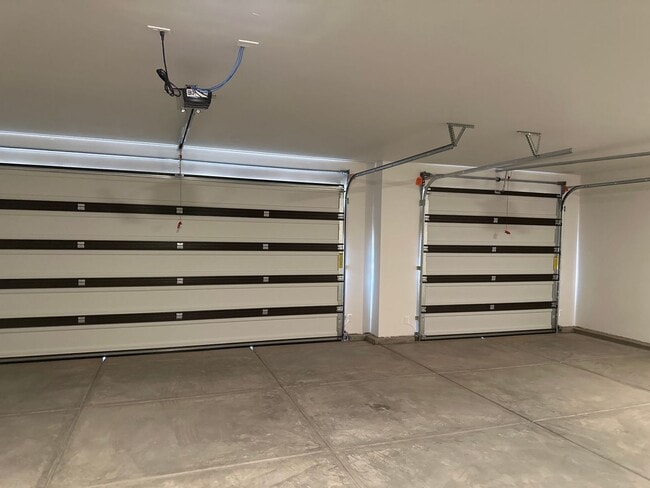 Building Photo - 3 bed plus office / 2.5 bath / 3 car Singl...