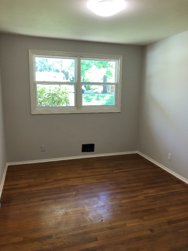 Building Photo - 1104 Lynmoor Dr NE