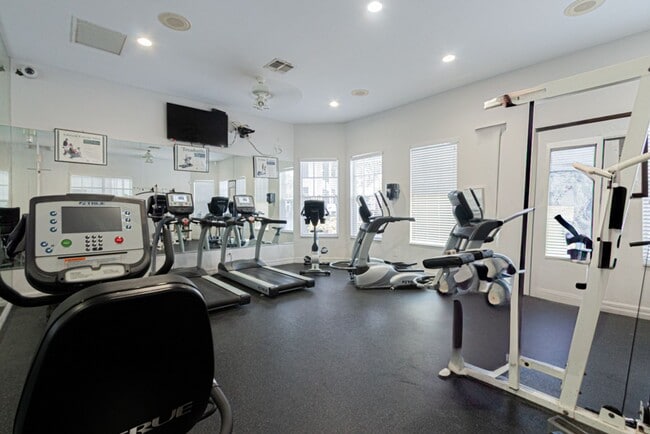 Building Photo - Ground-Level Comfort in North Naples – 2BR...