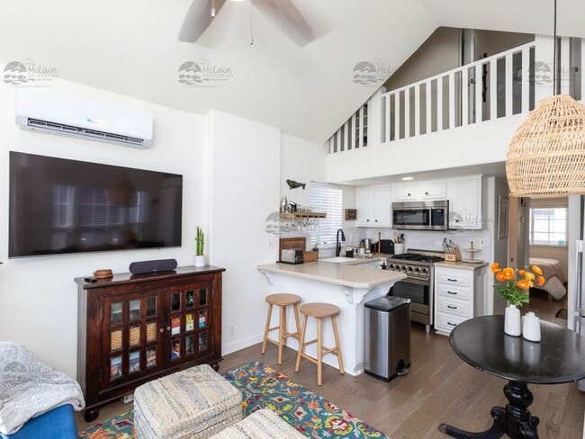 Building Photo - Steps to the sand in Encinitas, your two b...