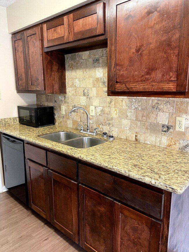 Building Photo - Cozy 2/2 Duplex Available for Prelease!