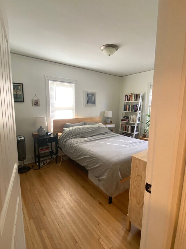 Building Photo - 481 Warwick St