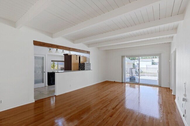 Building Photo - Spacious 4 BR 3 BA Home in Prime West L.A.