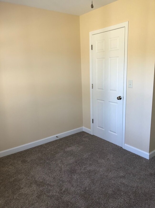 Building Photo - 2016 Iris Rd