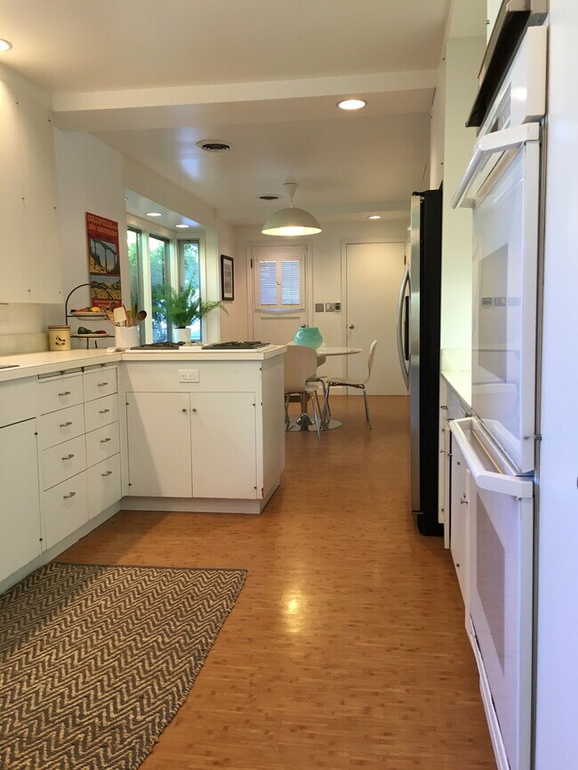 Building Photo - Lovely Mid Century Ranch in sought after West Slope neighborhood!