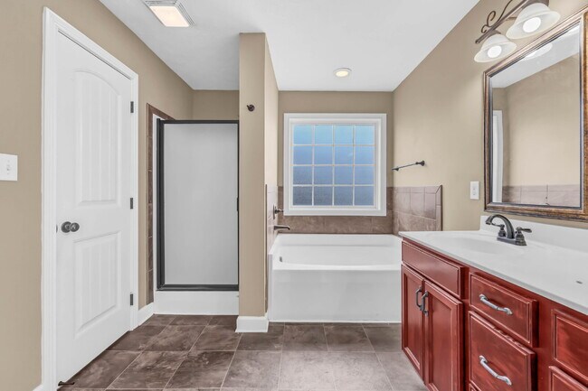 Building Photo - Wonderful 2-story home close to Ft. Campbell