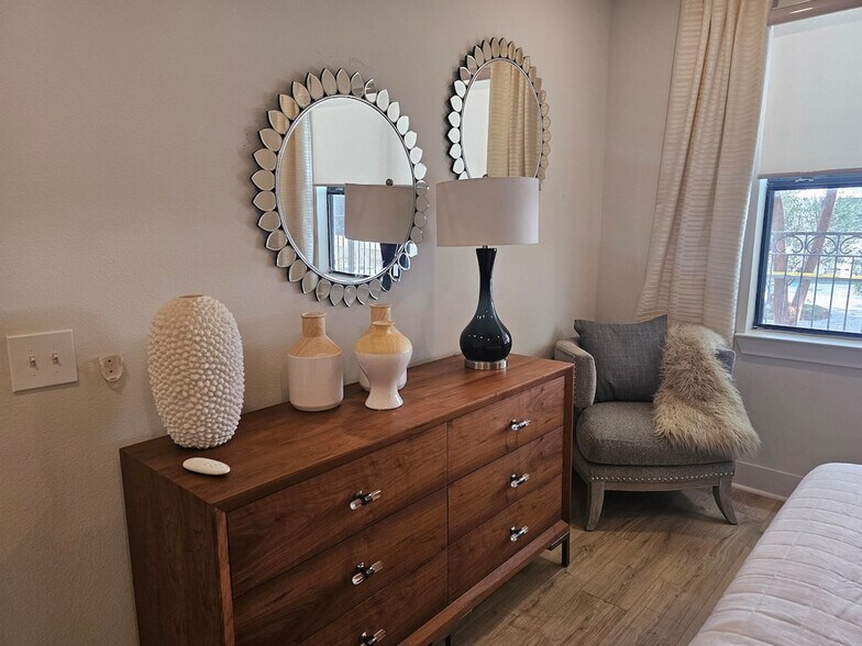 Building Photo - 2137 Pelham Dr