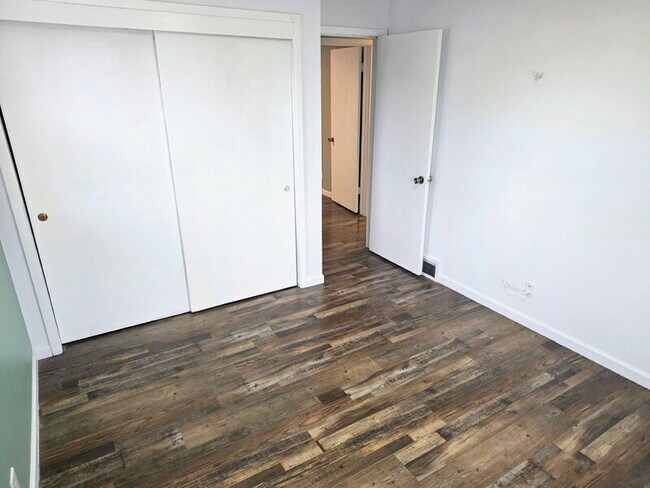 Building Photo - 320 34th St