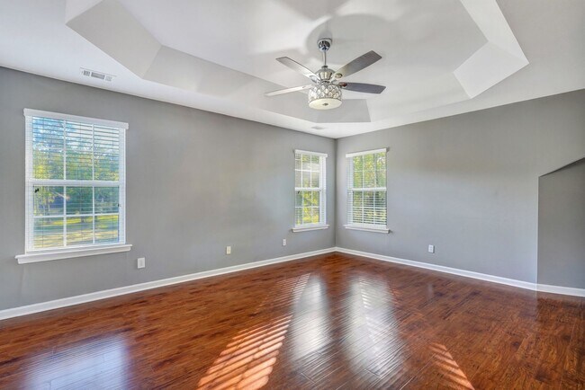 Building Photo - Richmond Hill Beauty: 4-Bedroom Home with Stunning Lagoon Views!