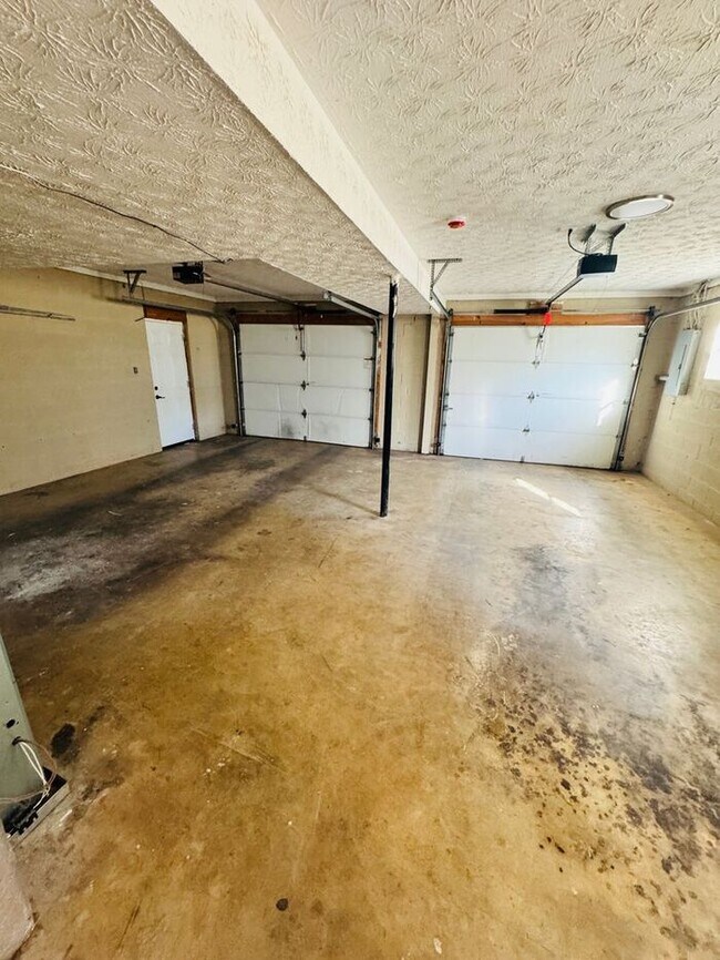 Building Photo - Split-Foyer Charm with Modern Upgrades in West Knox